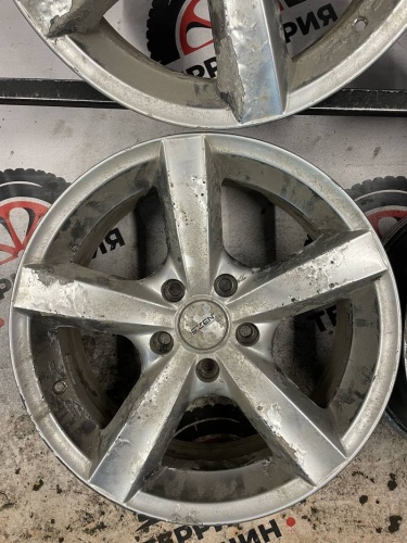 Литые  R17 5х114.3 ЦО 64.1 ЕТ40 7J